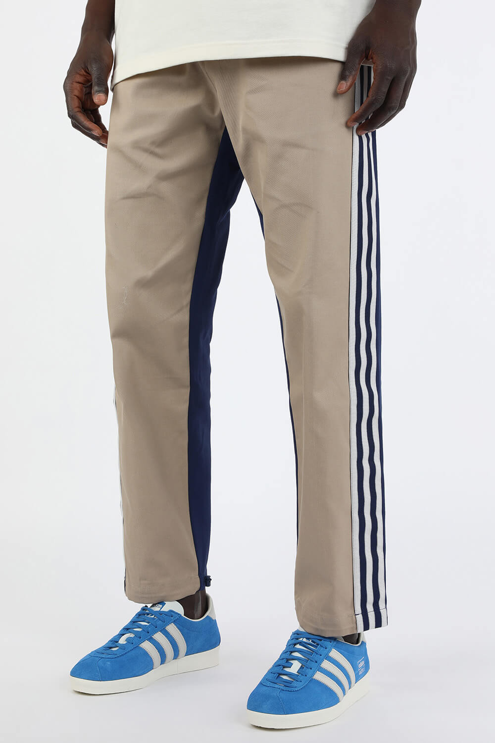 תמונת כל הלוק של קולקציית הגרסה הכחולה של אדידס סניקרס בגווני כחול לבן